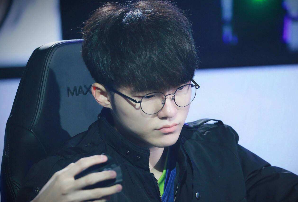 西蒙斯从背 西蒙斯从背